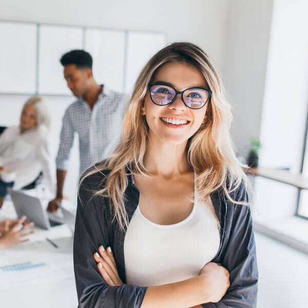 Une femme entrepreneur souriante
